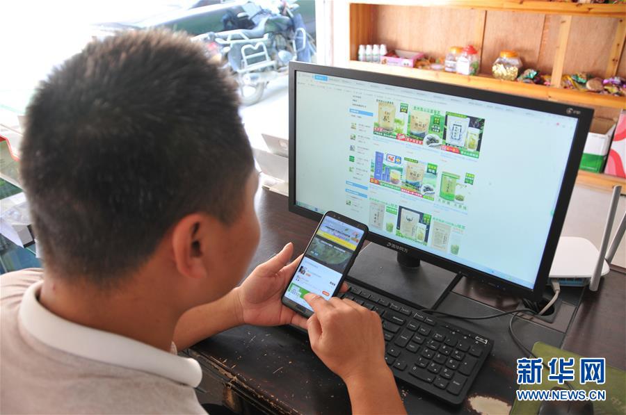 （在習(xí)近平新時代中國特色社會主義思想指引下——新時代新作為新篇章·總書記關(guān)心的百姓身邊事·圖文互動）（1）手機(jī)成為“新農(nóng)具”　莊戶人變“新店家”——農(nóng)村電商助力農(nóng)民豐收