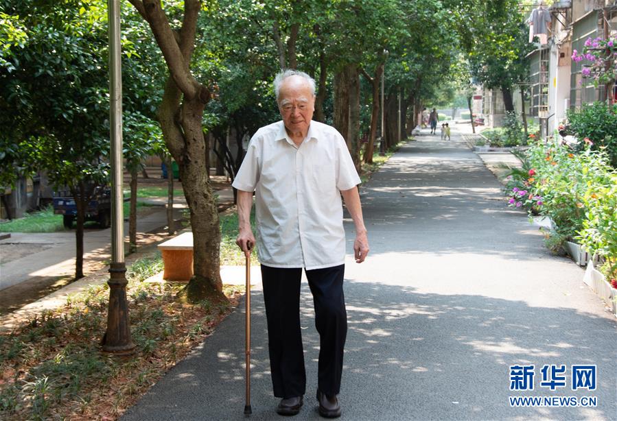 （新華全媒頭條·圖文互動(dòng)）（9）滄海橫流 信仰彌堅(jiān)——記共產(chǎn)黨員、湘潭大學(xué)九旬教授滄南