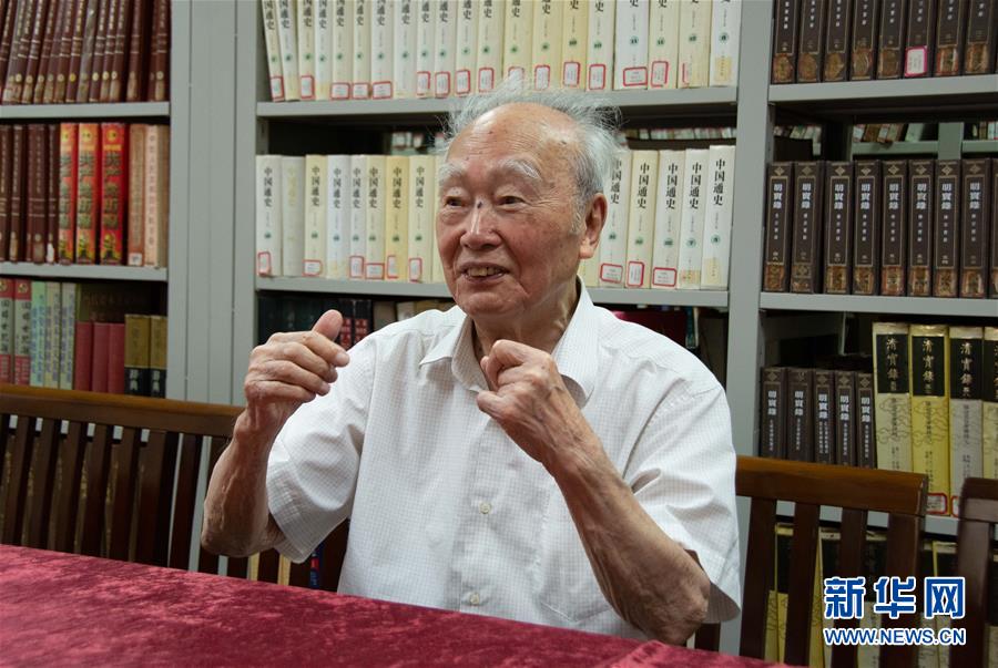 （新華全媒頭條·圖文互動(dòng)）（5）滄海橫流 信仰彌堅(jiān)——記共產(chǎn)黨員、湘潭大學(xué)九旬教授滄南