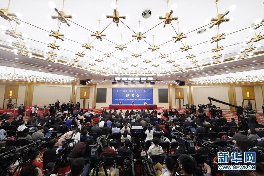 （兩會(huì)·XHDW）（1）國(guó)務(wù)院扶貧辦主任劉永富就“攻堅(jiān)克難——堅(jiān)決打贏脫貧攻堅(jiān)戰(zhàn)”答記者問