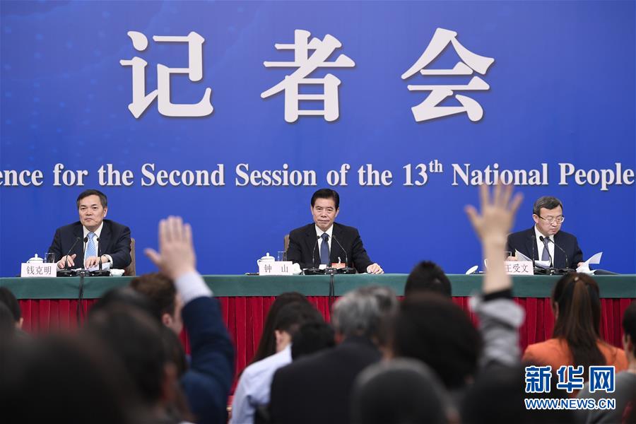(兩會(huì)·XHDW)(11)商務(wù)部部長(zhǎng)鐘山等就“促進(jìn)形成強(qiáng)大國(guó)內(nèi)市場(chǎng) 推動(dòng)全方位對(duì)外開放”答記者問