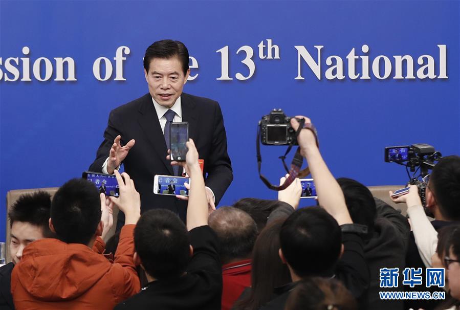 (兩會(huì)·XHDW)(12)商務(wù)部部長鐘山等就“促進(jìn)形成強(qiáng)大國內(nèi)市場 推動(dòng)全方位對外開放”答記者問