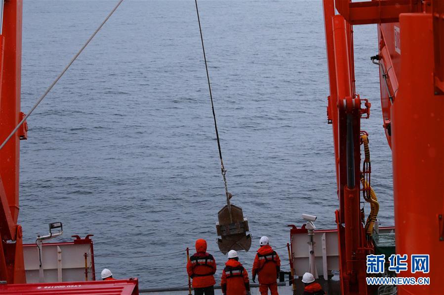 (“雪龍”探南極·圖文互動)(6)中國南極考察隊順利完成宇航員海綜合科考