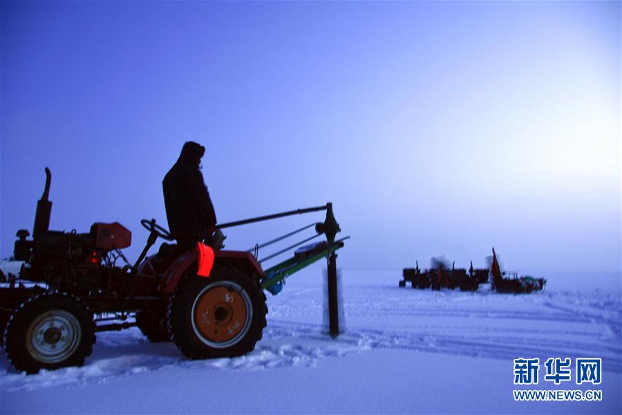 (新春走基層·圖文互動)(1)“干活的人不會冷”——直擊新疆吉力湖冬捕現場