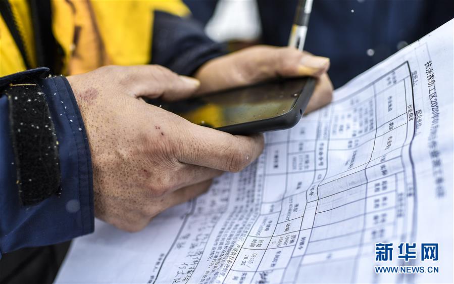 （新春走基層）（15）嚴寒下的“鐵路醫生”：風雪中守護回家路