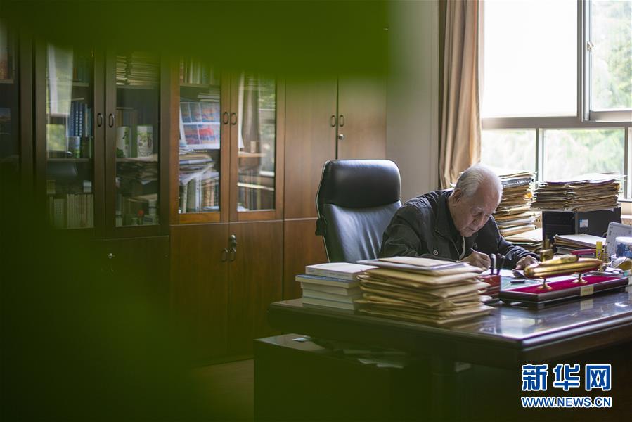 （今日關注·科技獎勵大會·圖文互動）（5）此生屬于祖國，此生無怨無悔——隱身30年的中國核潛艇先驅黃旭華