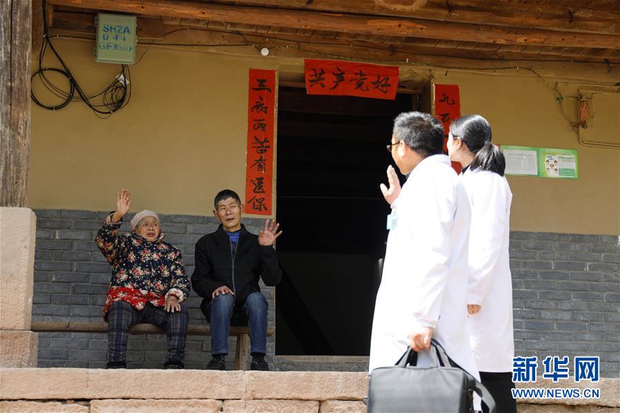 (新華全媒頭條·圖文互動)(1)為基層松綁減負(fù) 促干部擔(dān)當(dāng)作為——以習(xí)近平同志為核心的黨中央推進(jìn)“基層減負(fù)年”工作綜述