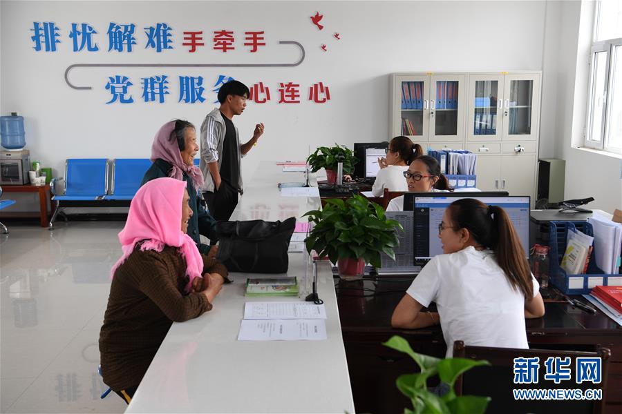 (新華全媒頭條·圖文互動)(4)為基層松綁減負(fù) 促干部擔(dān)當(dāng)作為——以習(xí)近平同志為核心的黨中央推進(jìn)“基層減負(fù)年”工作綜述