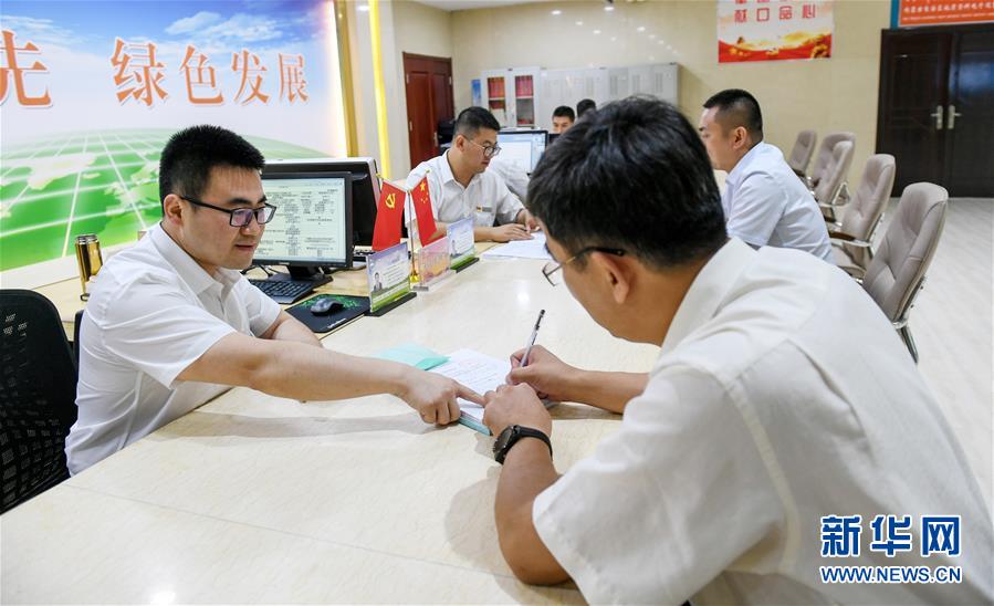 (新華全媒頭條·圖文互動)(5)為基層松綁減負(fù) 促干部擔(dān)當(dāng)作為——以習(xí)近平同志為核心的黨中央推進(jìn)“基層減負(fù)年”工作綜述