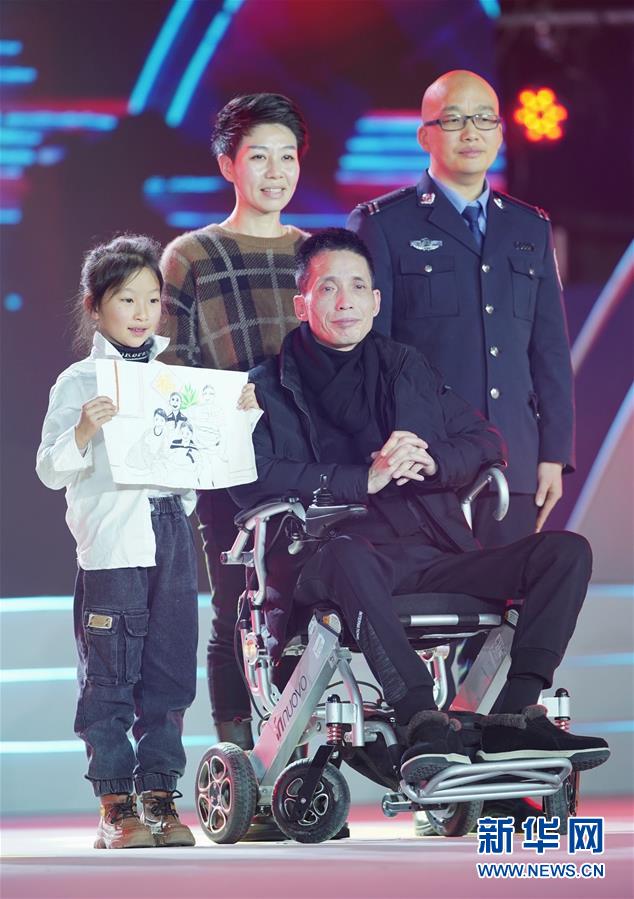 (圖文互動(dòng))(3)“中國(guó)網(wǎng)事·感動(dòng)2019”十大年度網(wǎng)絡(luò)人物揭曉