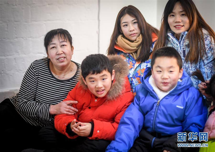 (新春走基層·圖文互動)(3)最冷的日子 最暖的團(tuán)聚——寒極小年里的暖心故事