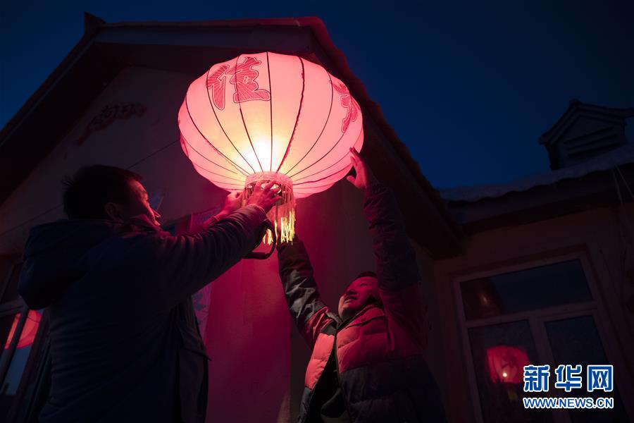 (新春走基層·圖文互動)(5)最冷的日子 最暖的團(tuán)聚——寒極小年里的暖心故事