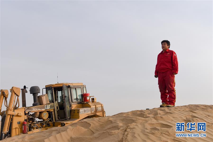 （新春走基層·圖文互動(dòng)）（1）特寫：與車為伴，獨(dú)行沙海