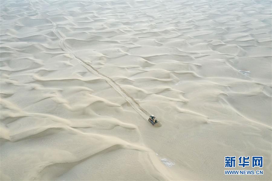 （新春走基層·圖文互動(dòng)）（2）特寫：與車為伴，獨(dú)行沙海