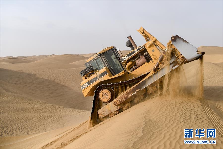 （新春走基層·圖文互動(dòng)）（3）特寫：與車為伴，獨(dú)行沙海