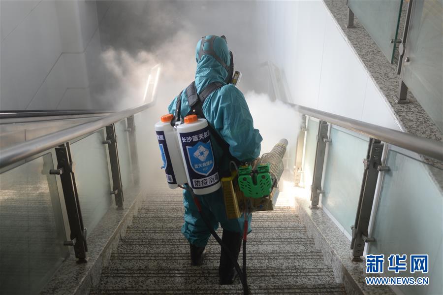 （聚焦疫情防控）（1）藍天志愿者的消毒戰“疫”