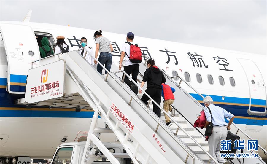 (社會)(4)海南三亞:湖北百余名滯留旅客包機返程