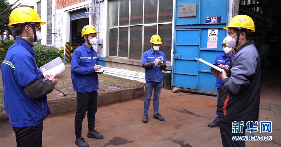 （來自經濟前沿的故事·企業復工復產·圖文互動）（3）戴口罩、測體溫進公司——廣西柳工復工見聞