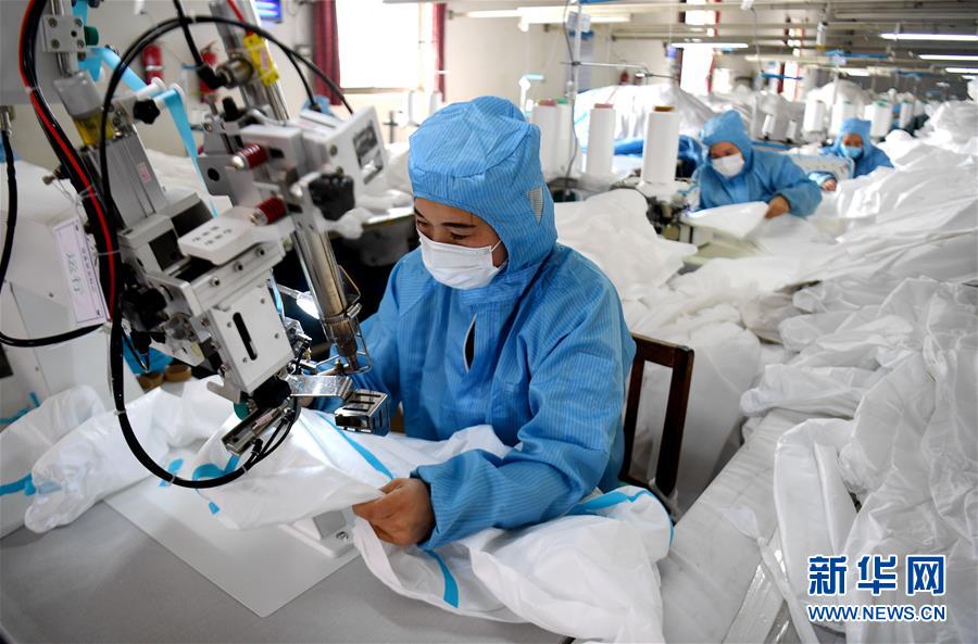 （聚焦疫情防控·圖文互動）（1）我們能多產(chǎn)一件，前方就少一份風(fēng)險——醫(yī)用防護服“河北制造”緊急“起飛”記