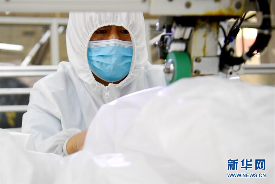 （聚焦疫情防控·圖文互動）（7）我們能多產(chǎn)一件，前方就少一份風(fēng)險——醫(yī)用防護服“河北制造”緊急“起飛”記