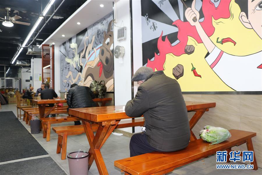 （圖文互動）（5）吃粉擼串，商圈“打卡”，動車出廠——湖南“標簽”復蘇記