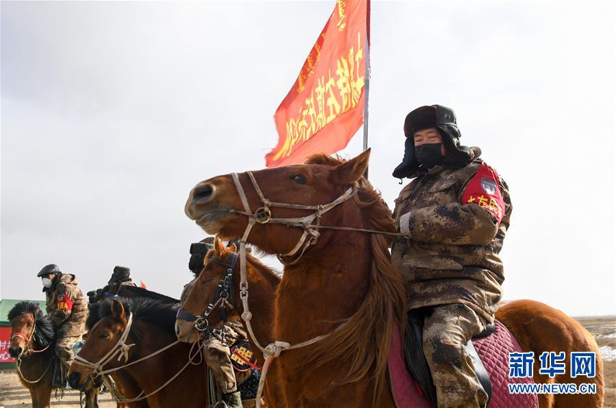 (聚焦疫情防控·圖文互動(dòng))(5)行進(jìn)在鄉(xiāng)間的馬背巡邏隊(duì)