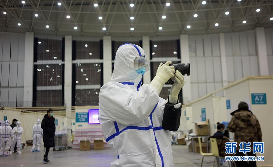 (一線抗疫群英譜·特稿·圖文互動(dòng))(4)不畏艱險(xiǎn),深入一線——“武漢保衛(wèi)戰(zhàn)”一線新聞工作者素描