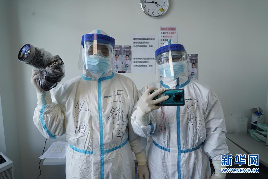 (一線抗疫群英譜·特稿·圖文互動(dòng))(1)不畏艱險(xiǎn),深入一線——“武漢保衛(wèi)戰(zhàn)”一線新聞工作者素描