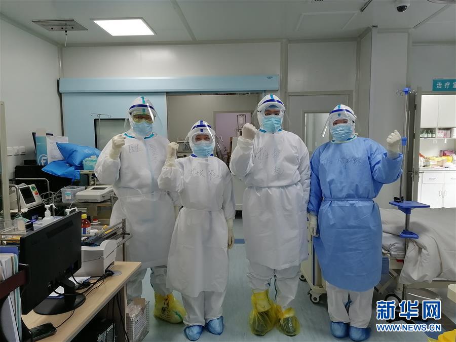 (聚焦疫情防控·圖文互動)(1)特寫:“90后”醫護情侶的抗疫堅守