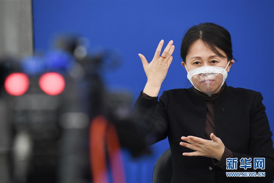 (圖文互動)(2)一個“透明口罩”的故事——手語播報員冷新雪的“無聲關愛”