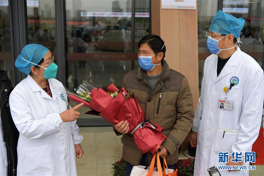 (在習近平新時代中國特色社會主義思想指引下——新時代新作為新篇章·習近平總書記關切事·圖文互動)(10)口罩擋不住你的美——戰“疫”一線巾幗掠影