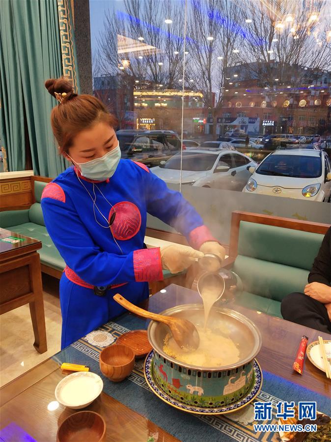 （圖文互動）（2）特寫：限人數、分餐吃、用公筷——偏遠小城“吃飯”見聞