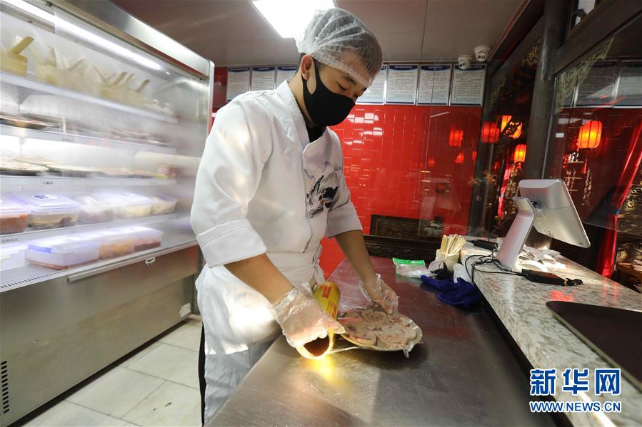 （圖文互動）（4）特寫：限人數、分餐吃、用公筷——偏遠小城“吃飯”見聞