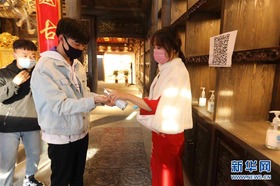 （圖文互動）（5）特寫：限人數、分餐吃、用公筷——偏遠小城“吃飯”見聞