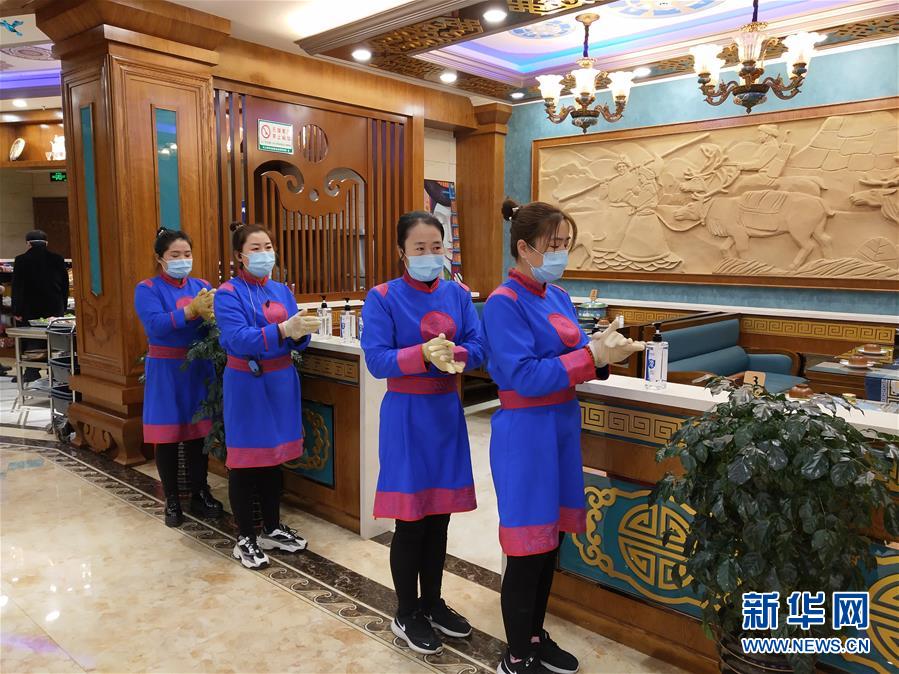 （圖文互動）（6）特寫：限人數、分餐吃、用公筷——偏遠小城“吃飯”見聞