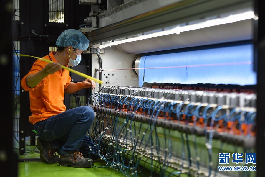 (在習(xí)近平新時代中國特色社會主義思想指引下——新時代新作為新篇章·習(xí)近平總書記關(guān)切事·圖文互動)(20)精準(zhǔn)發(fā)力抓統(tǒng)籌——各地落實“分區(qū)分級”有序恢復(fù)生產(chǎn)生活