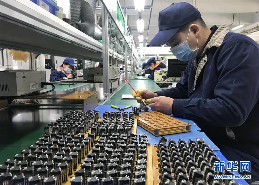 (在習(xí)近平新時代中國特色社會主義思想指引下——新時代新作為新篇章·習(xí)近平總書記關(guān)切事·圖文互動)(1)精準(zhǔn)發(fā)力抓統(tǒng)籌——各地落實“分區(qū)分級”有序恢復(fù)生產(chǎn)生活