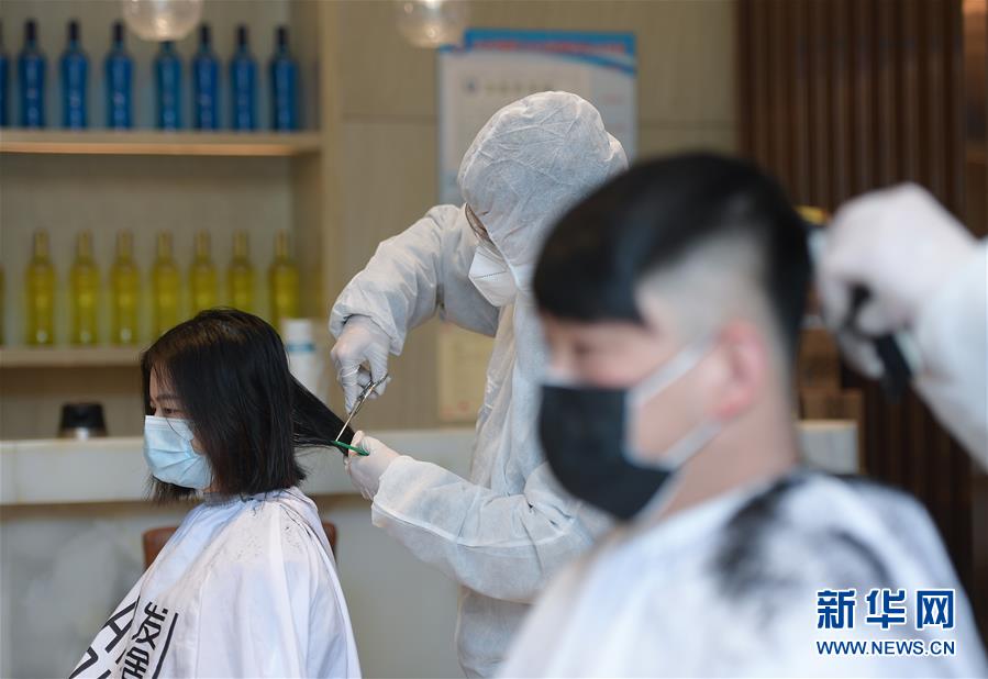 (新華全媒頭條·圖文互動(dòng))(8)守護(hù)天使 同心戰(zhàn)“疫”——各地多措并舉關(guān)愛一線醫(yī)務(wù)人員掃描