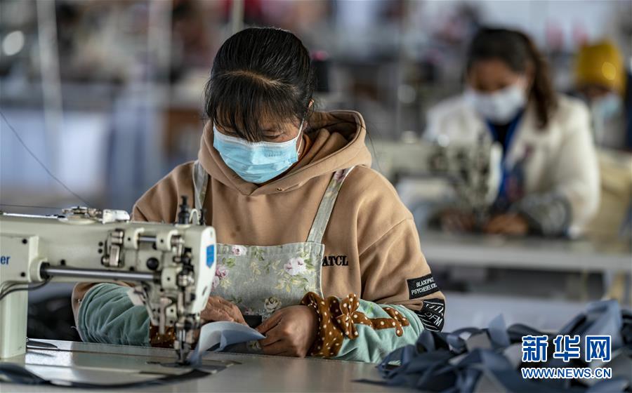 （在習近平新時代中國特色社會主義思想指引下——新時代新作為新篇章·習近平總書記關切事·圖文互動）（1）戰(zhàn)“疫”要勁時，戰(zhàn)“貧”再加把勁！——中央各部門助力脫貧攻堅很給力