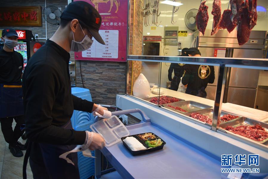 （聚焦復(fù)工復(fù)產(chǎn)·圖文互動(dòng)）（3）觸網(wǎng)接單、開(kāi)發(fā)簡(jiǎn)餐、直播賣貨——餐企換招自救