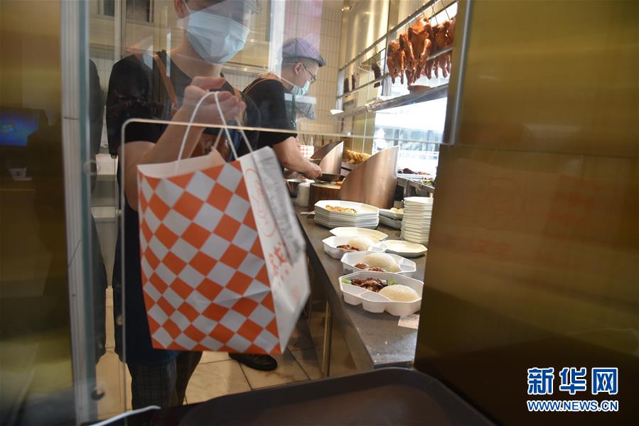 （聚焦復(fù)工復(fù)產(chǎn)·圖文互動(dòng)）（4）觸網(wǎng)接單、開(kāi)發(fā)簡(jiǎn)餐、直播賣貨——餐企換招自救