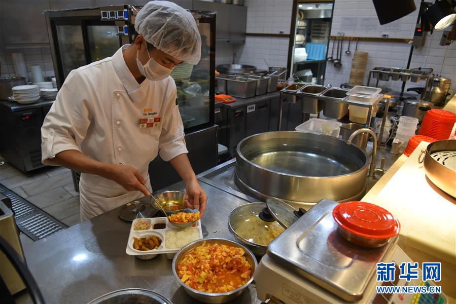 （聚焦復(fù)工復(fù)產(chǎn)·圖文互動(dòng)）（5）觸網(wǎng)接單、開(kāi)發(fā)簡(jiǎn)餐、直播賣貨——餐企換招自救