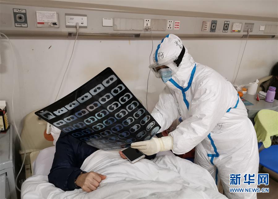 (一線抗疫群英譜·圖文互動(dòng))(2)敬患如親 暗香如梅——記火神山醫(yī)院醫(yī)生敬梅