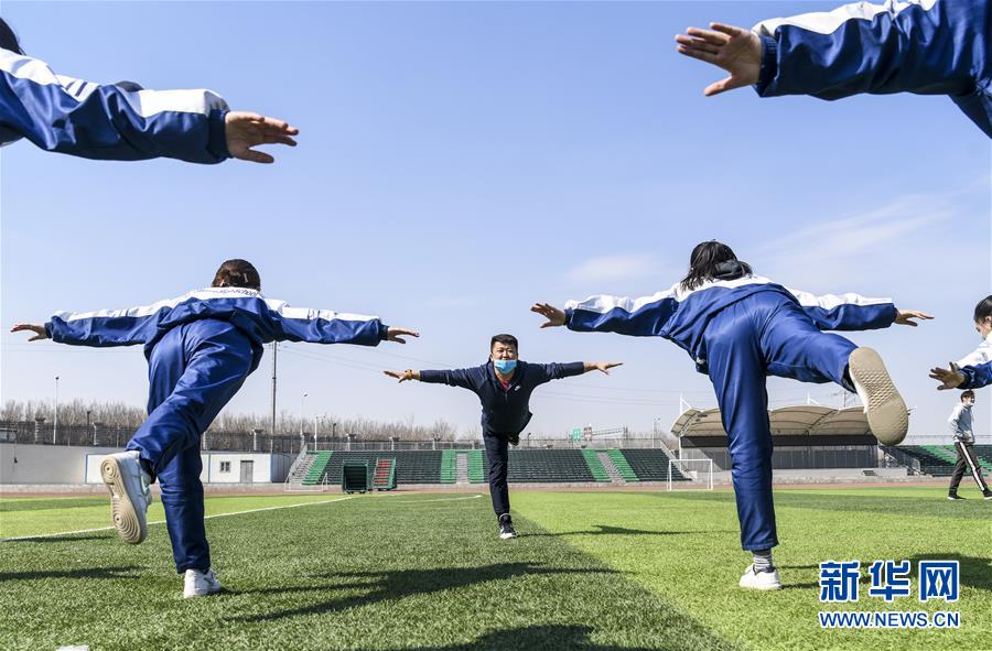 （圖文互動(dòng)）（8）“早”安同學(xué)，“早”安老師！——新疆初高中畢業(yè)班復(fù)課一周回訪見(jiàn)聞