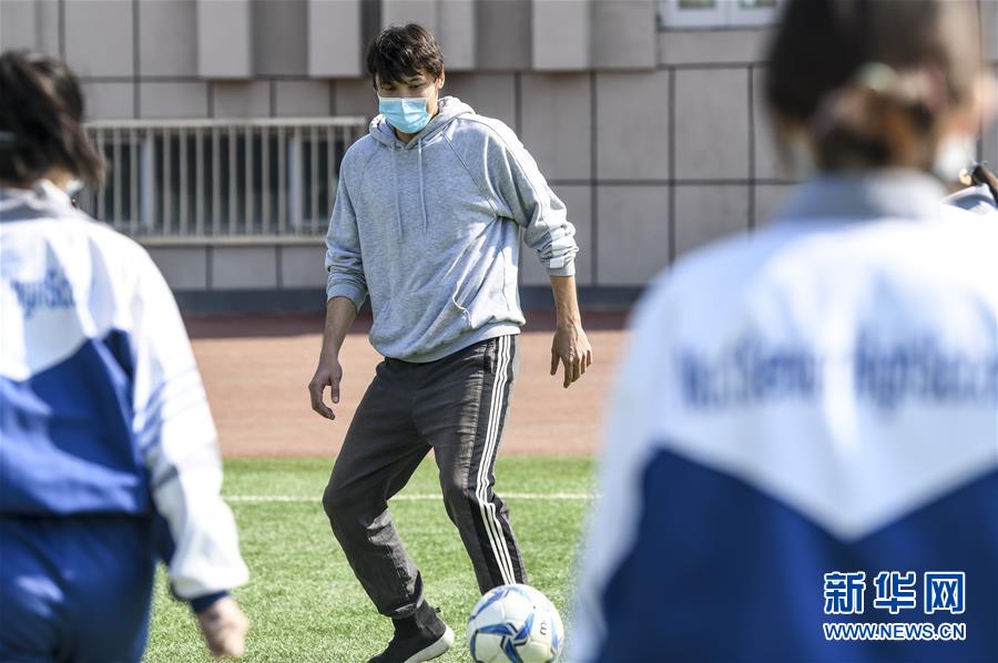 （圖文互動(dòng)）（1）“早”安同學(xué)，“早”安老師！——新疆初高中畢業(yè)班復(fù)課一周回訪見(jiàn)聞