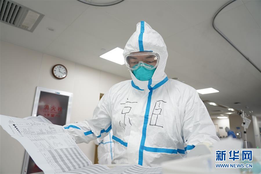 （一線抗疫群英譜·圖文互動）（2）被病人咬了一口的醫生張京臣：“說明他恢復得還不錯”