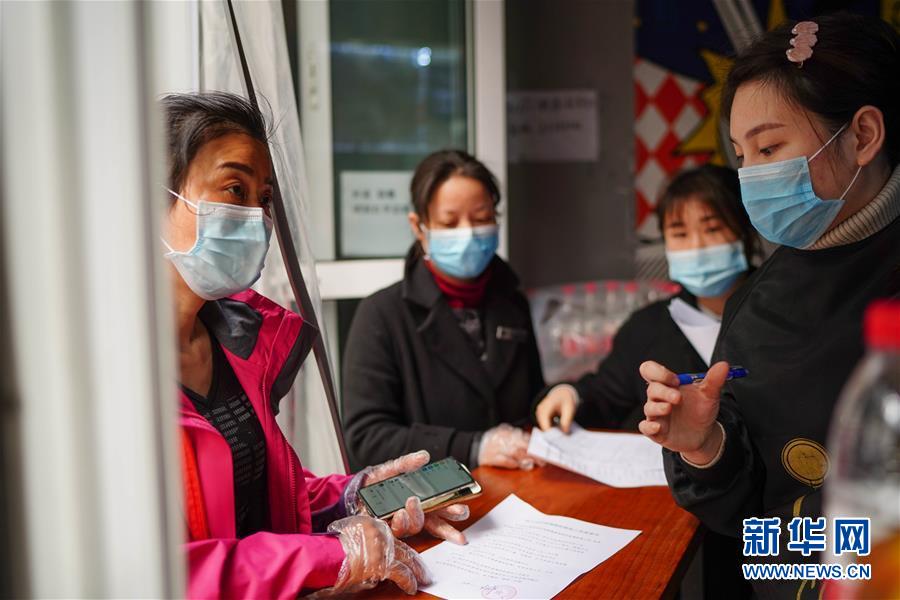 （習近平致敬的戰“疫”英雄·社區工作者篇·圖文互動）（7）他們，堅守一線戰風雨