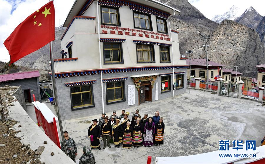 (新華全媒頭條·圖文互動)(8)一面國旗與三代人的守望——記西藏林芝市西日卡村的“紅色”傳承