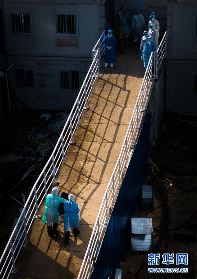 (聚焦疫情防控·圖文互動)(10)分秒必爭!一切為了治病救人——中國抗疫生命至上的生動實(shí)踐