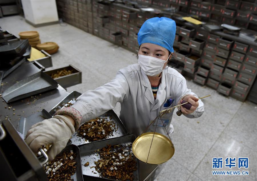 (聚焦疫情防控·圖文互動)(14)分秒必爭!一切為了治病救人——中國抗疫生命至上的生動實(shí)踐